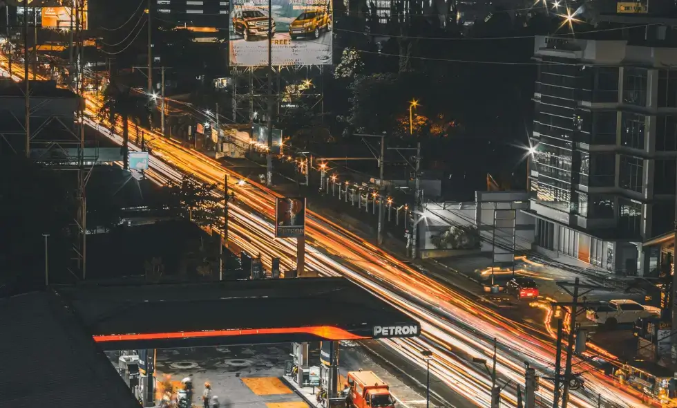 Fırtına nedeniyle M3 ve M0'da aksaklıklar, Heves'te devrilen ağaç nedeniyle bir araba hendeğe girdi.