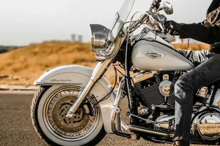 Работят и през нощта: Вижте как работниците се трудят върху изграждането на автомагистралата D11.