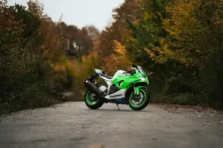 Der Winterstraßenunterhalt beginnt, die Streufahrzeuge sind bereit, auch auf der D1-Autobahn in Vysočina auszurücken.