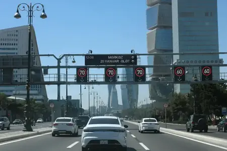 Turečtí dělníci tvrdě pracují i v sobotu na dálnici Nagyszeben–Pitești.