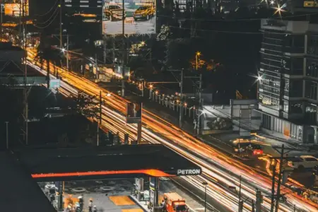 Disagi causati dal temporale sulla M3 e la M0, in Heves un'auto è finita nel fossato a causa di un albero caduto.