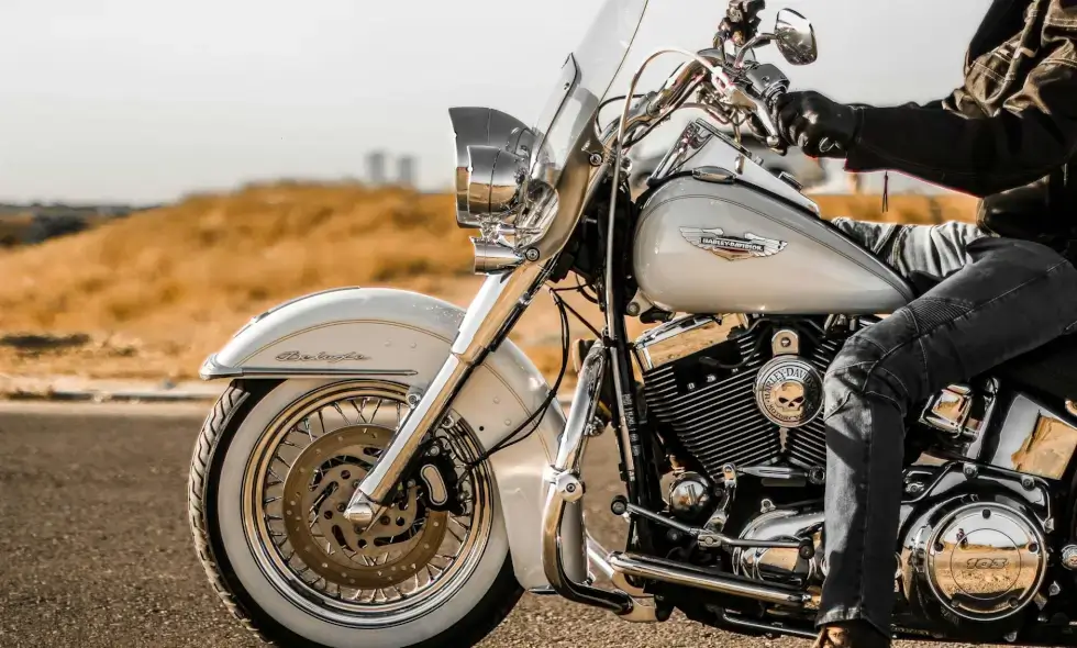 Nachts wird auch gearbeitet: Sehen Sie, wie die Arbeiter am Bau der Autobahn D11 tätig sind.