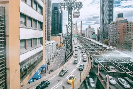 Vista sconvolgente dell'inondazione dell'autostrada austriaca A2: documentazione video